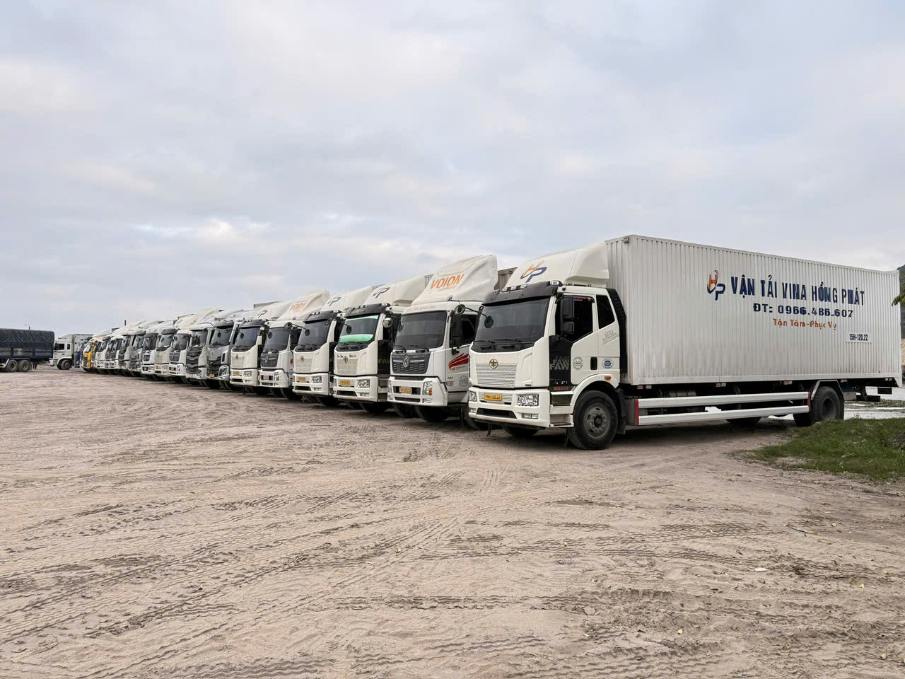 Đội xe Vina Hồng Phát tại bãi xe LG Tràng Duệ